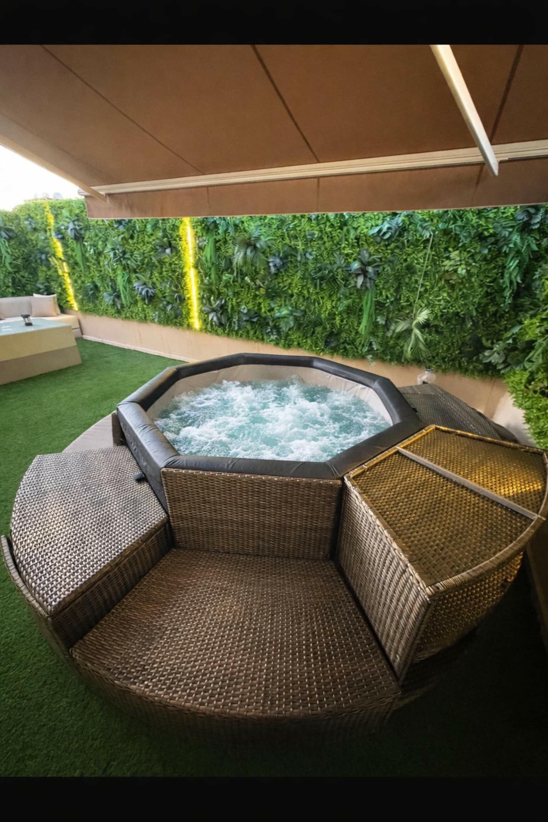Jacuzzi bouillonnant entouré de verdure