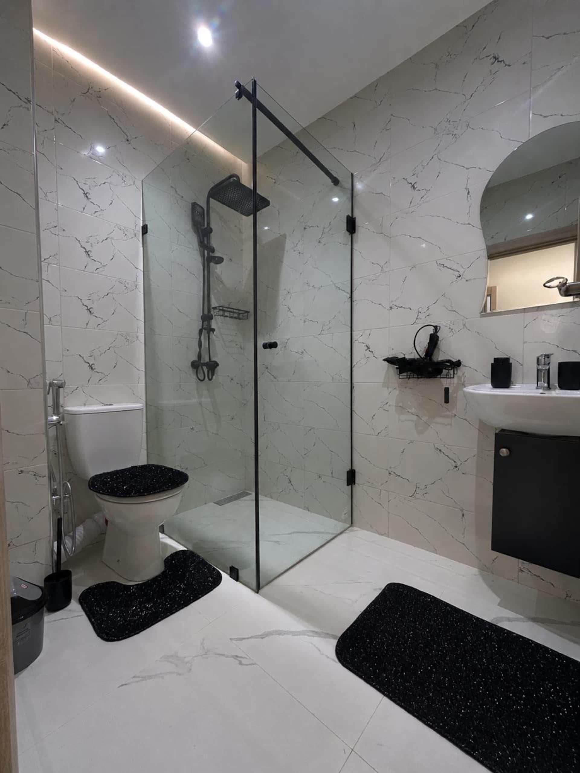 Baño con ducha de mármol