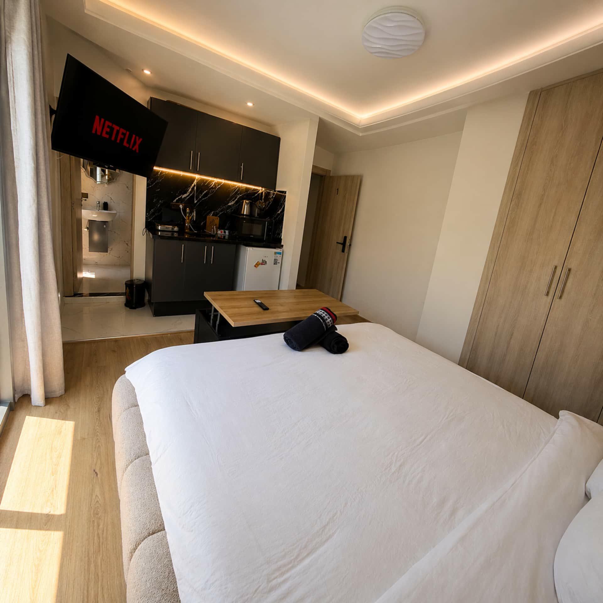 Estudio con cama, cocina y TV con Netflix